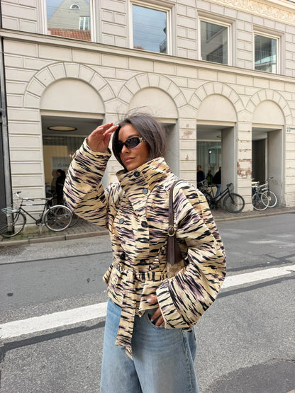 Gabardina con estampado de tigre