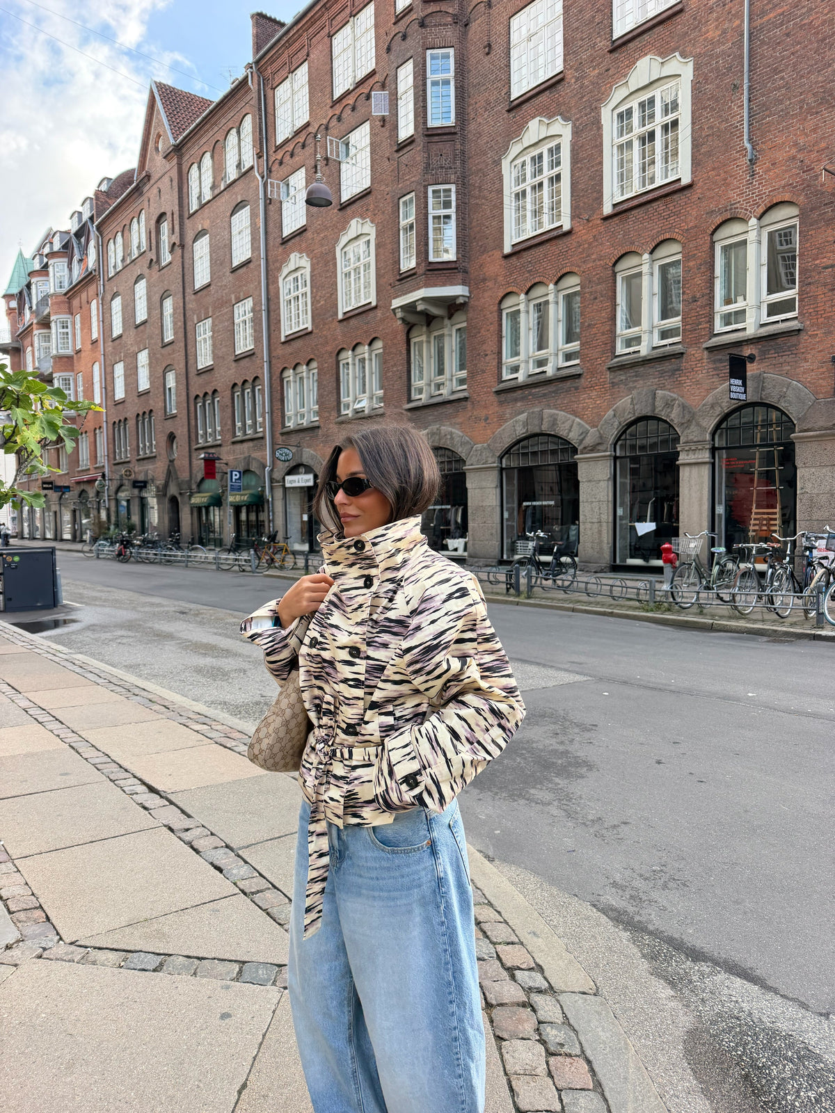 Gabardina con estampado de tigre