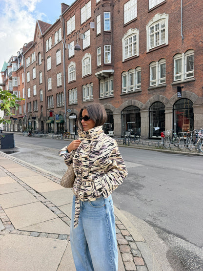 Gabardina con estampado de tigre