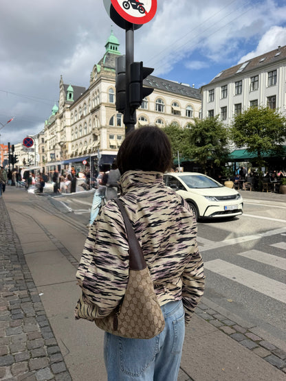 Gabardina con estampado de tigre