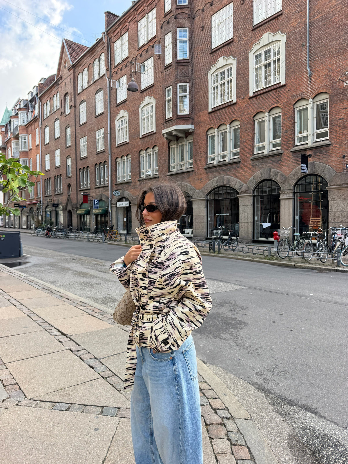 Gabardina con estampado de tigre