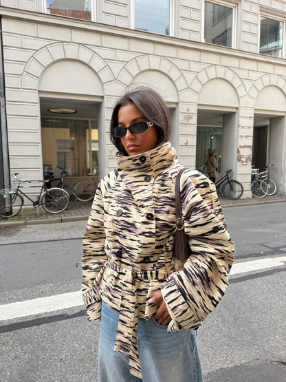 Gabardina con estampado de tigre