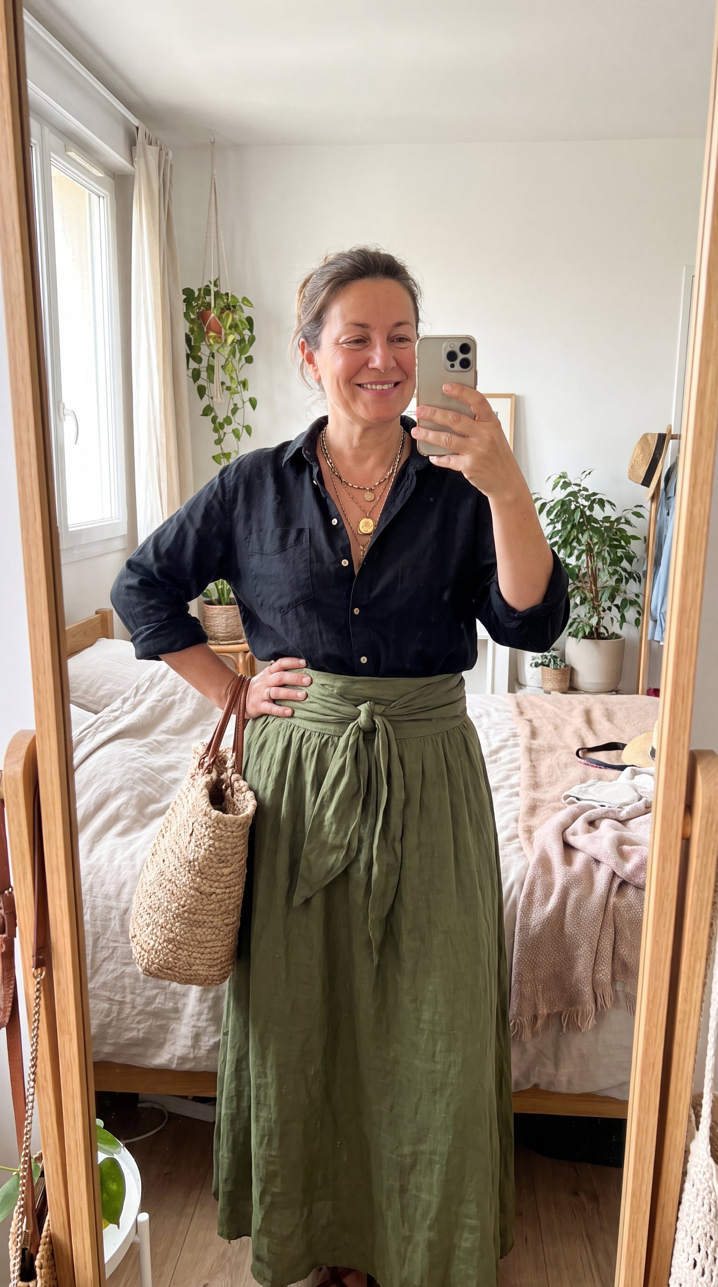 Vera | Conjunto de dos piezas: camisa negra y falda verde oliva